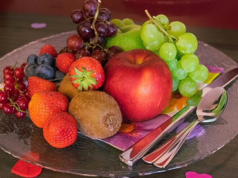 Obstteller im Zimmer, Hotel Oberhof