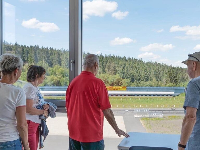 Gäste blicken während der Führung hinter die Kulissen des Biathlonsports.