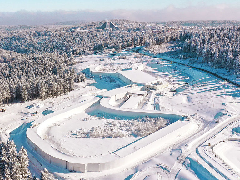Blick auf die Skisporthalle in Oberhof, Hoteltipp für den Urlaub
