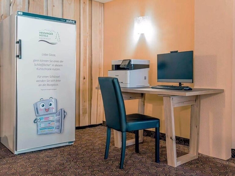 Ein Schreibtisch als Internet- und Infoterminal mit einem Drucker und Scanner sowie Kopiergerät befindet sich in der Bibliothek des Hotels.