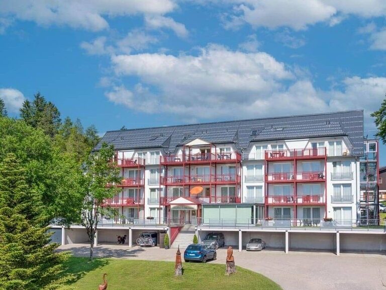 Außenansicht des Chalet Sonnenhang Oberhof im Sommer.