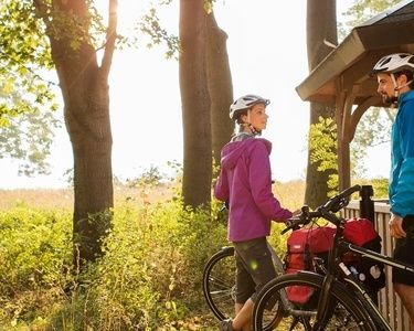 Mountainbiker bei Rast im Thüringer Wald, Urlaub im Hotel in Oberhof