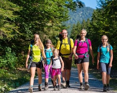 Familie beim Wandern, Symbolbild für Oberhof Hotel & Wandern