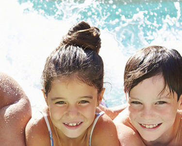 Familie Schwimmbad, Symbolbild Hotel Oberhof Tipp Urlaub