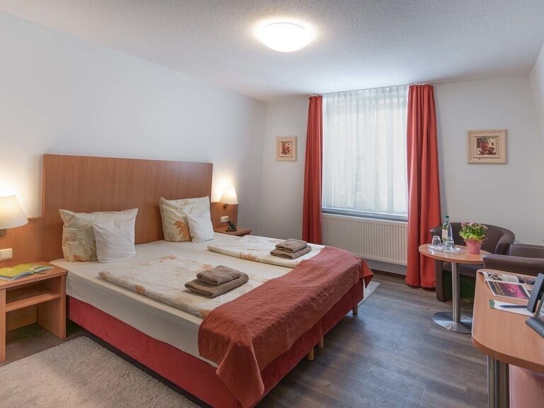 Economy Zimmer mit Doppelbett, Sitzecke, Schreibtisch und Flachbild-TV