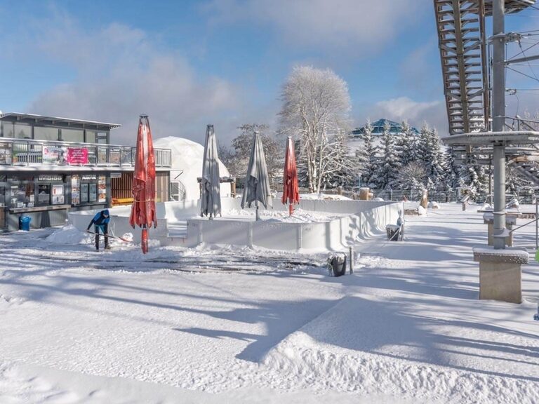 Im Winterfunpark Oberhof kann man auf einer Kunsteisbahn bei jeder Witterung Eisstockschießen.