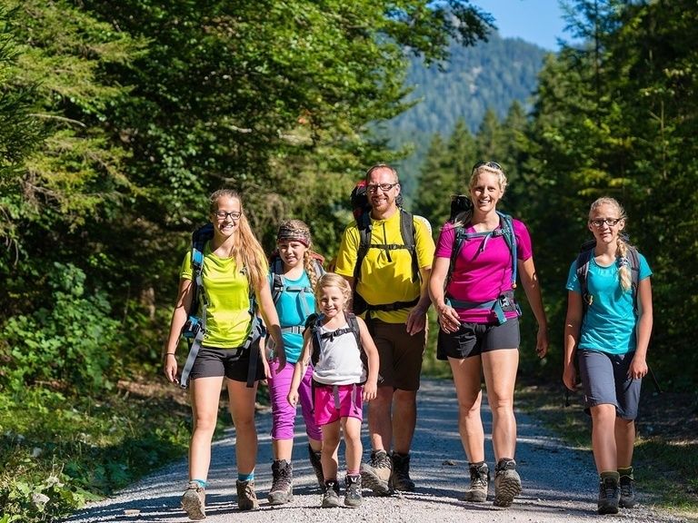 Familie beim Wandern, Symbolbild für Oberhof Hotel & Wandern