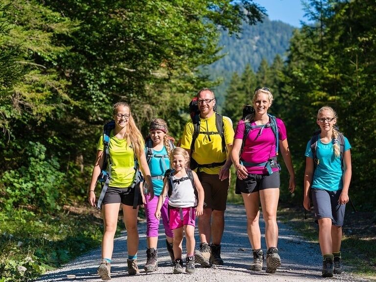 Family hiking, symbol image for Oberhof Hotel & Hiking