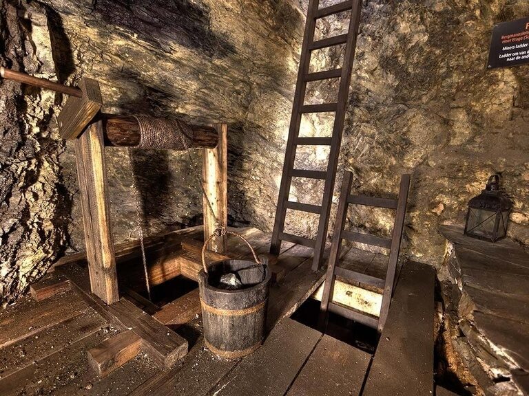Alte Holzleiter und Eimer in einer historischen Mine, ein Ausflugsziel bei Hotel Oberhof.