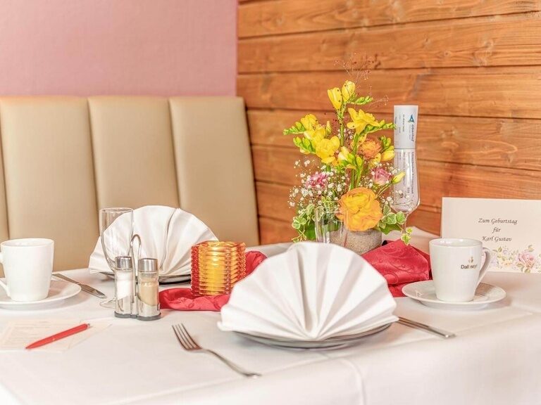 Liebevoll gedeckter Frühstückstisch zum Geburtstag im Hotelrestaurant.