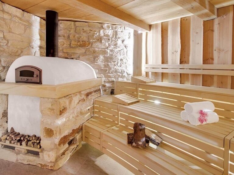 Ein Brot-Backofen in einer schönen und modernen Sauna.