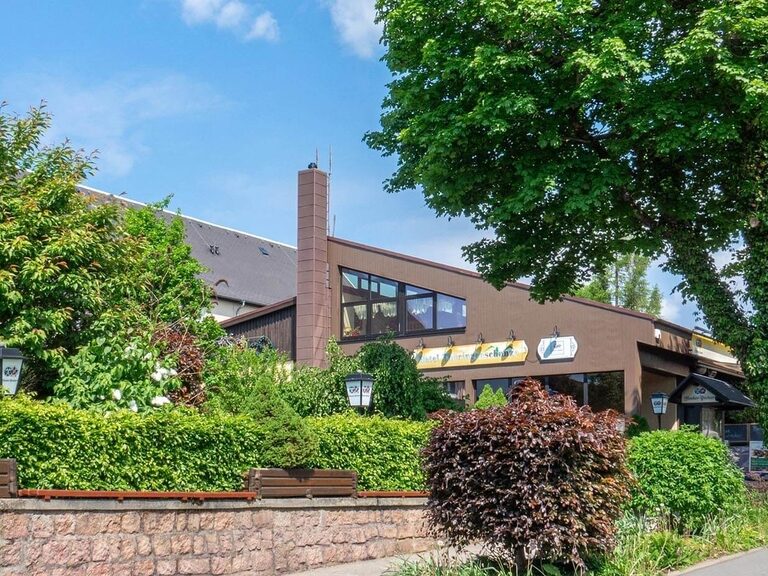 Außenansicht des Hotel Thüringenschanze Oberhof im Sommer.