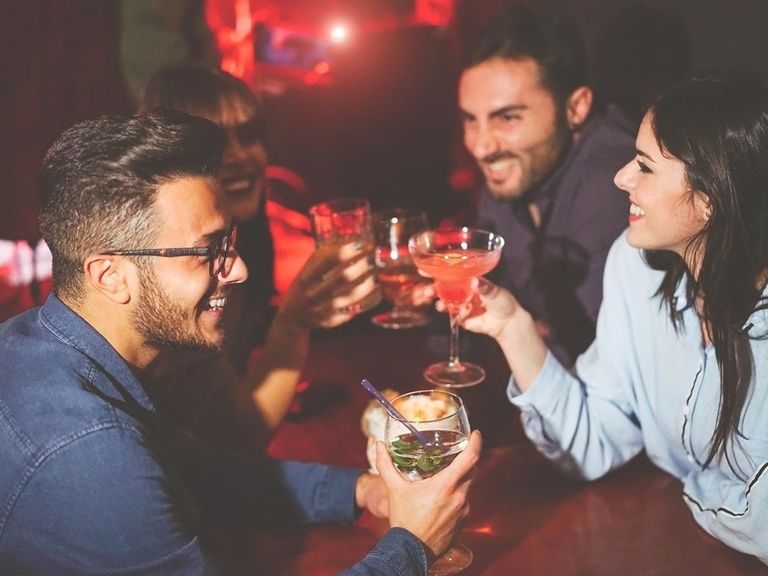 Hotelbar Menschen sitzen zusammen, Hotel Oberhof