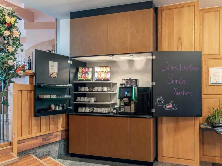 Die geöffnete Kaffeebar lädt mit ihrem Kaffeeautomaten und einer Teeauswahl zum Genießen ein.