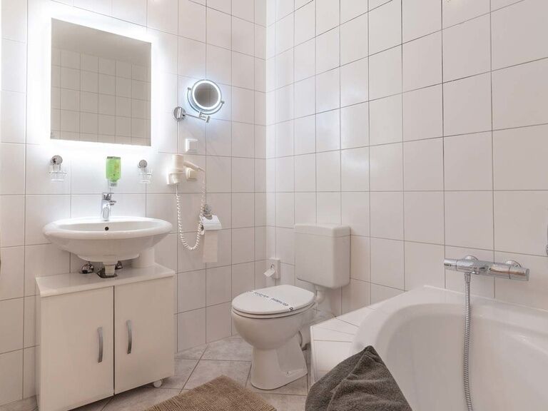 Komfort Zimmer, Bad mit Eckbadewanne - Schlossberghotel Oberhof