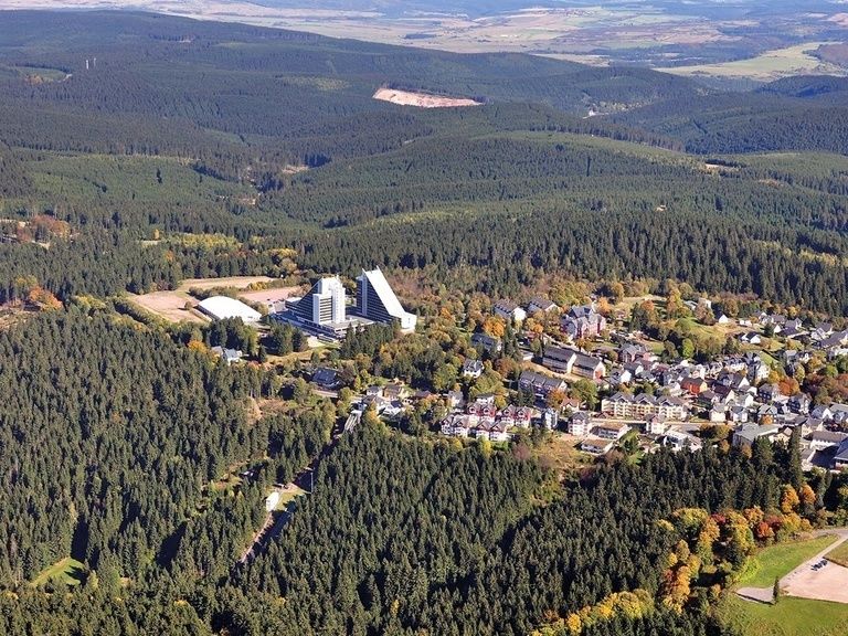Oberhof im Thüringer Wald aus der Vogelperspektive | Hotels in Oberhof buchen
