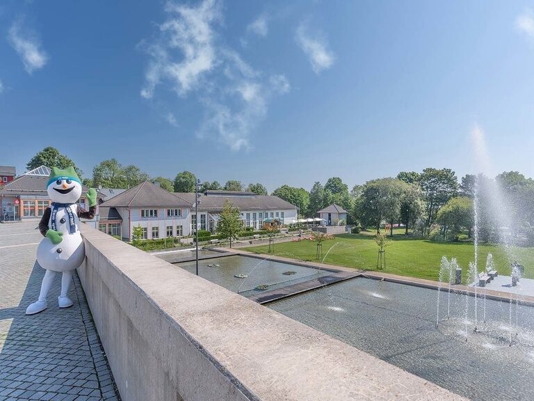 Oberhof, Stadtplatz im Sommer. Urlaub in Oberhof buchen.