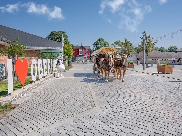 Oberhof, Stadtplatz im Sommer. Urlaub in Oberhof buchen.