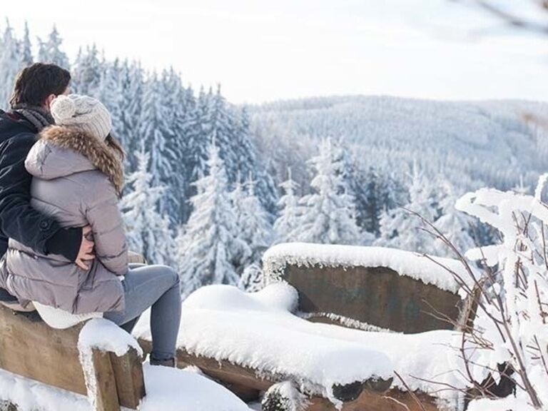 Paar genießt Winter im Thüringer Wald