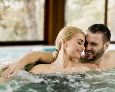 Paar im Hotel Pool | Beispielbild Schlossberghotel Oberhof