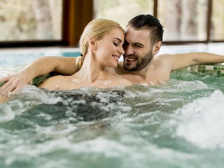 Paar im Hotel Pool | Beispielbild Schlossberghotel Oberhof