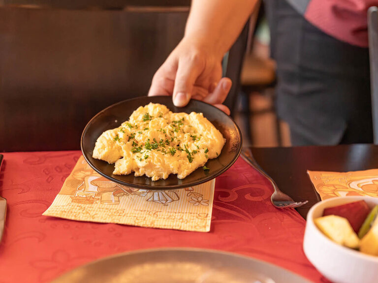 Schlossberghotel Frühstück- Rührei frisch serviert