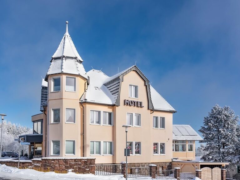 Schlossberghotel Oberhof, Aussenansicht im Winter