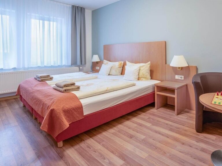 Ein Economy Zimmer mit Sitzecke und Brettspiel.