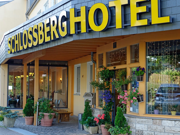 Schlossberghotel Oberhof Eingang Hotel außen Sommer | Hotel Oberhof