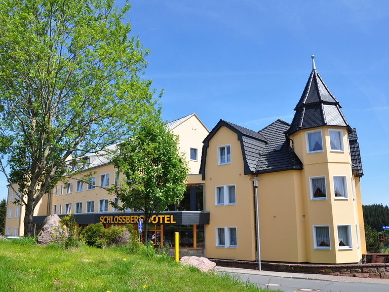 Schlossberghotel Oberhof Eingang Sommer | Hotel in Oberhof