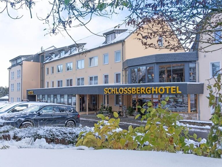Der Eingangsbereich des Hotels in winterlicher Landschaft.