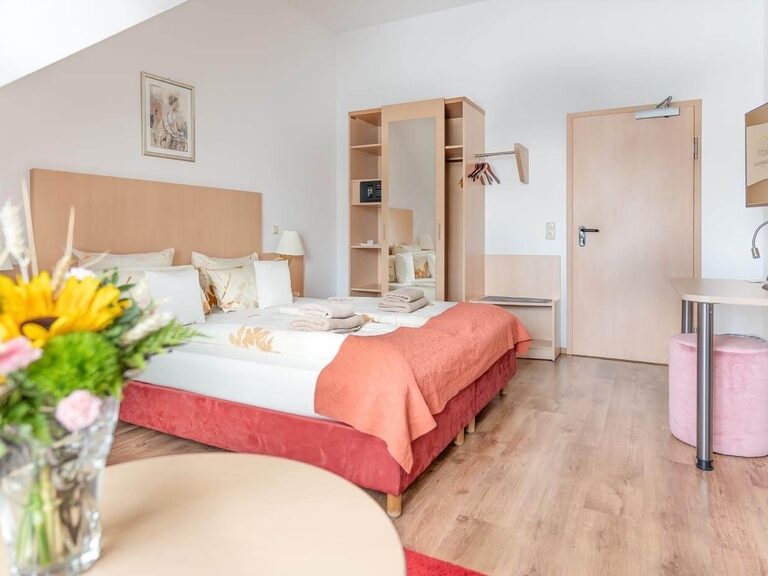 Blick durchs Komfortzimmer zum Schrank mit Zimmersafe.