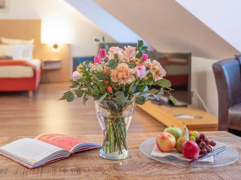 Nahaufnahme im Zimmer vom Bluemnstrauß und Obstgruß des Schlossberghotel Oberhof.