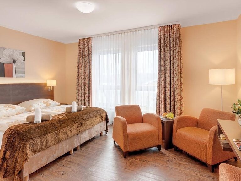 Modernes, geräumiges Zimmer in warmen Farbtönen.