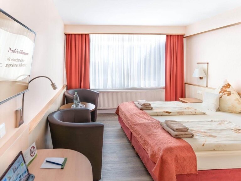 Blick in das helle und freundliche Zimmer mit Hartboden.