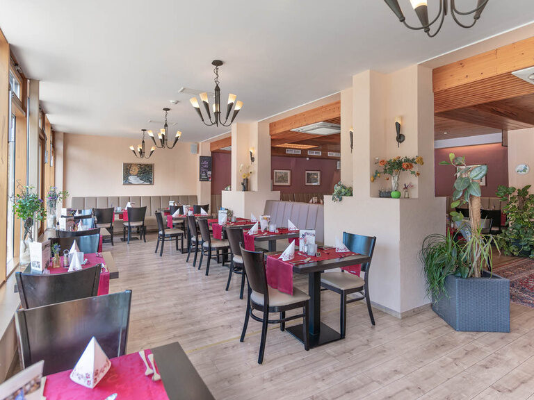 Schlossbergrestaurant Hotel Oberhof. Abendessen eingedeckt.