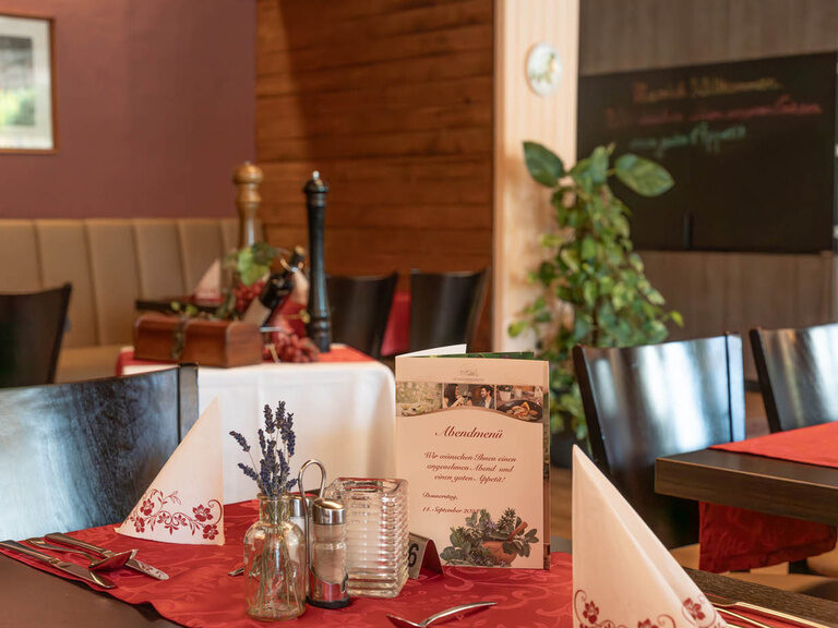 Schlossbergrestaurant Hotel Oberhof. Abendessen eingedeckt.