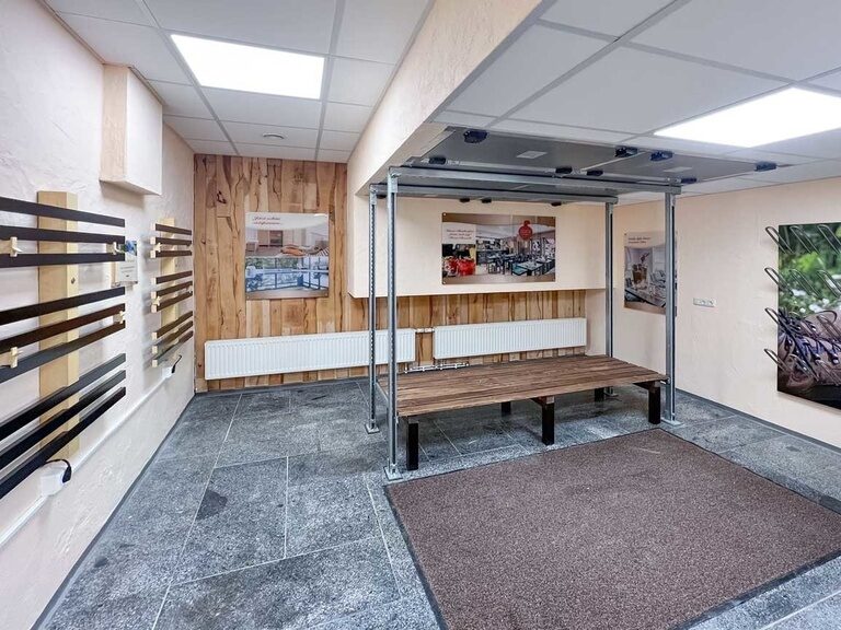 Im Trockenraum befinden sich Schuhputzutensilien, beheizte Schuhtrockner und eine beheizbare Garderobe für nasse Kleidung.