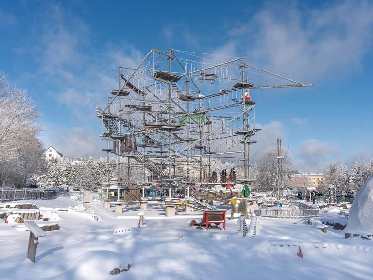 Der Winterfunpark an einem Wintertag mit Schnee und Sonnenschein in Oberhof.