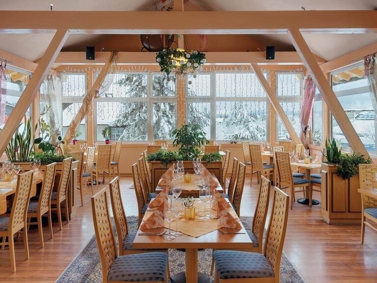 Blick in den festlichen eingedeckten Wintergarten im Winter.